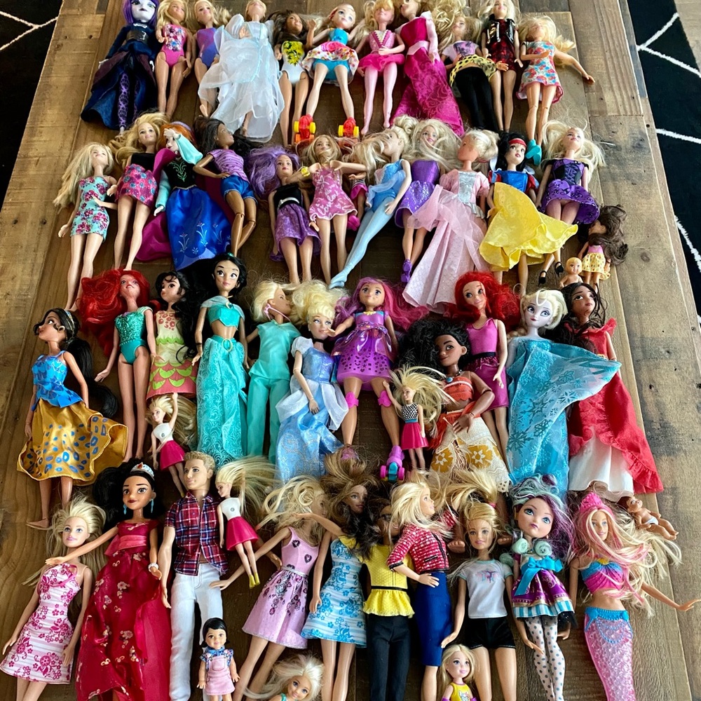 A collection of over 40 Disney Princesses 👸 and Barbies 💕